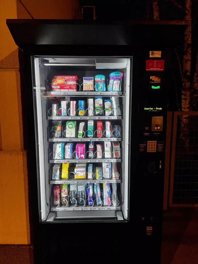 Apothekenautomat der Apotheke Puntigam mit freiverkäuflichen Produkten