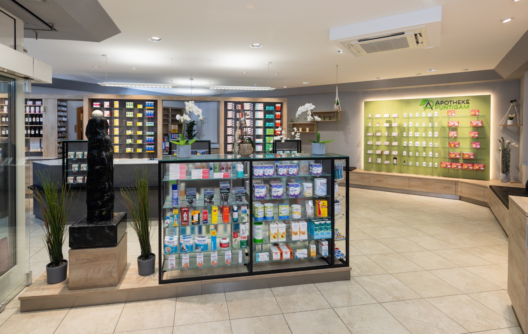 Modernisierter Verkaufsraum der Apotheke Puntigam mit hellem Ambiente